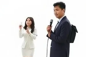 片尾字幕漏名争议封面，滚动的白色字幕条
