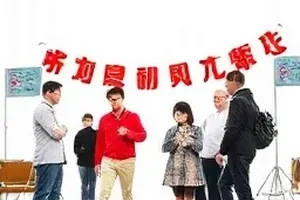 后台花絮被截取三秒封面，胶片齿孔与剪刀线